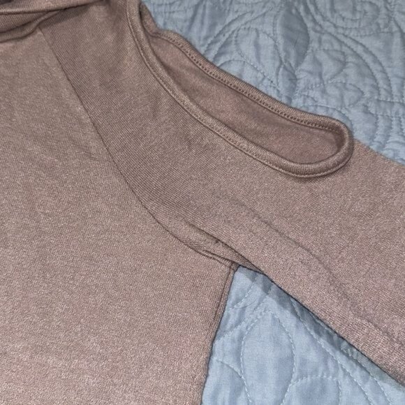 Apt. 9 Womens Medium Cold Shoulder Turtleneck Sweater Top Beige - Picture 3 of 9